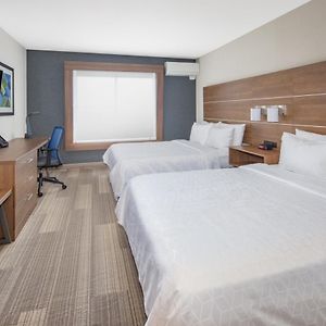 Standard Queen Room Mobility accessible